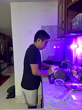 andrewmhilton  online show from 09-08-25, 03:55