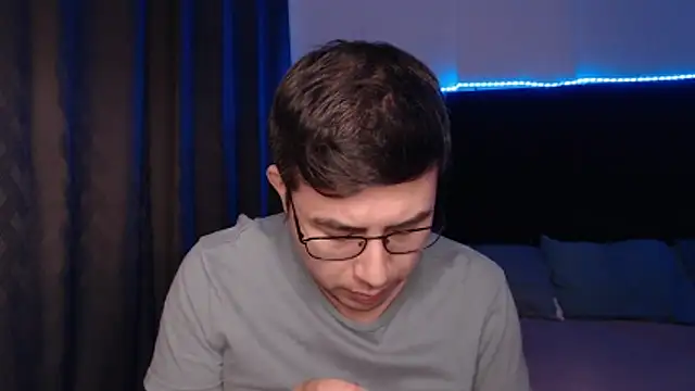 andrewmhilton  online show from 04-07-26, 06:03