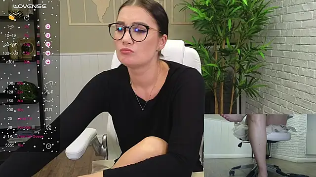Snapshot of SelineSole chatting on 12-05-24, 11:18 SelineSole online show from 12-05-24, 11:18
