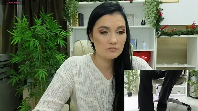 Snapshot of SelineSole chatting on 12-12-24, 04:53 SelineSole online show from 12-12-24, 04:53