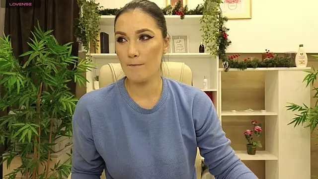 Snapshot of SelineSole chatting on 12-17-24, 04:53 SelineSole online show from 12-17-24, 04:53