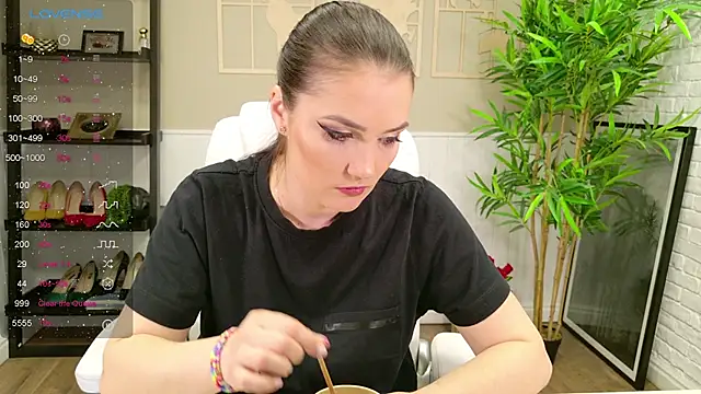 Snapshot of SelineSole chatting on 03-12-25, 05:17 SelineSole online show from 03-12-25, 05:17