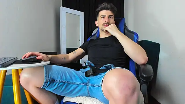 Snapshot of LiamCossio_ chatting on 01-08-25, 02:25 LiamCossio  online show from 01-08-25, 02:25