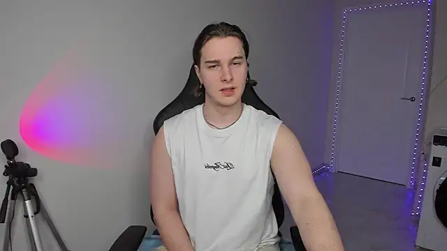 Snapshot of Vincent_Strong chatting on 02-03-25, 02:02 Vincent Strong online show from 02-03-25, 02:02