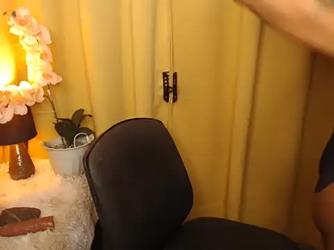 Snapshot of Victoria_Saint chatting on 02-20-25, 12:15 Victoria Saint online show from 02-20-25, 12:15