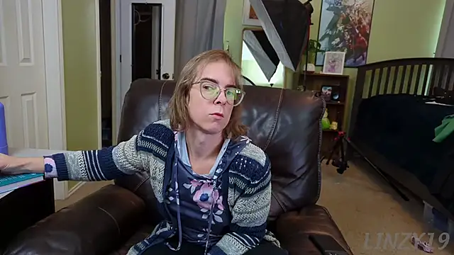 Snapshot of Linzy_19 chatting on 01-08-25, 06:41 Linzy 19 online show from 01-08-25, 06:41