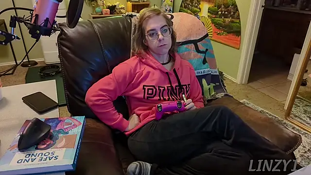 Snapshot of Linzy_19 chatting on 02-03-25, 04:25 Linzy 19 online show from 02-03-25, 04:25