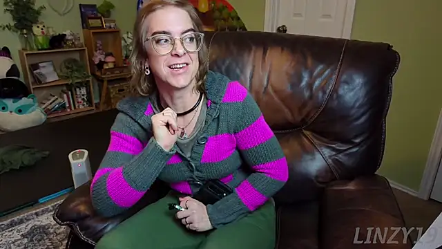 Snapshot of Linzy_19 chatting on 02-14-25, 03:33 Linzy 19 online show from 02-14-25, 03:33