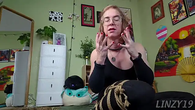 Snapshot of Linzy_19 chatting on 02-21-25, 04:07 Linzy 19 online show from 02-21-25, 04:07