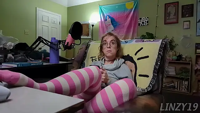 Snapshot of Linzy_19 chatting on 03-14-25, 03:15 Linzy 19 online show from 03-14-25, 03:15
