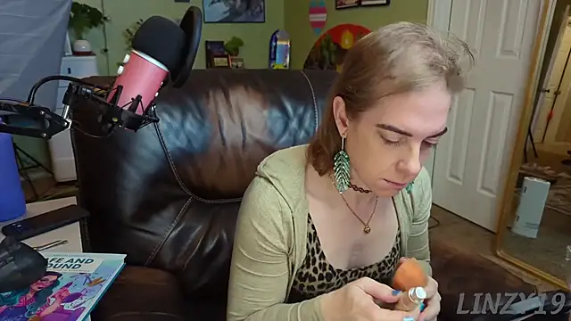Snapshot of Linzy_19 chatting on 03-20-25, 04:09 Linzy 19 online show from 03-20-25, 04:09