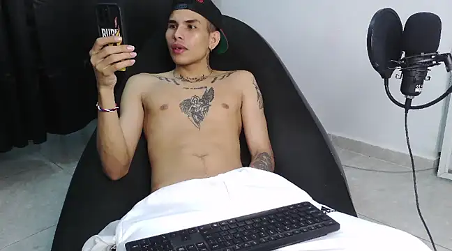 hot king20 online show from 02-26-25, 07:42