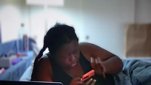 Snapshot of Yagurl__west chatting on 01-24-25, 08:43 Yagurl west online show from 01-24-25, 08:43