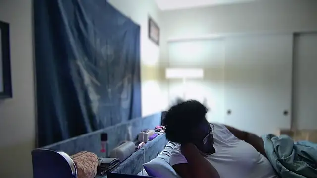 Snapshot of Yagurl__west chatting on 01-29-25, 01:48 Yagurl west online show from 01-29-25, 01:48