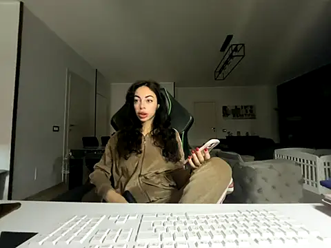 Chloe Ricci online show from 12-05-25, 07:50