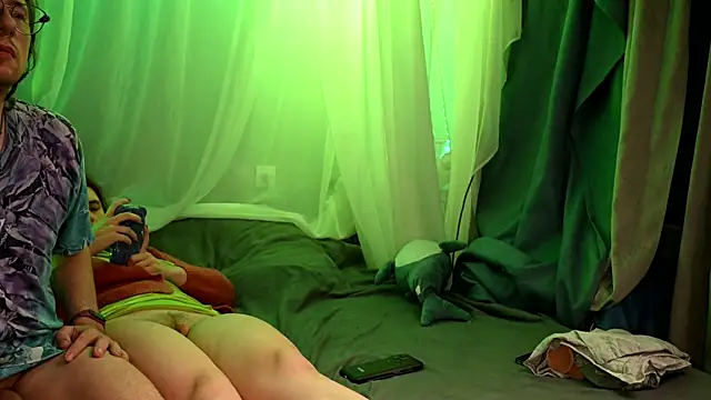 Claudia and elon  online show from 09-29-25, 12:16