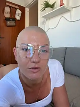 Snapshot of PaulinaSchubert1 chatting on 10-27-25, 01:15 PaulinaSchubert1 online show from 10-27-25, 01:15