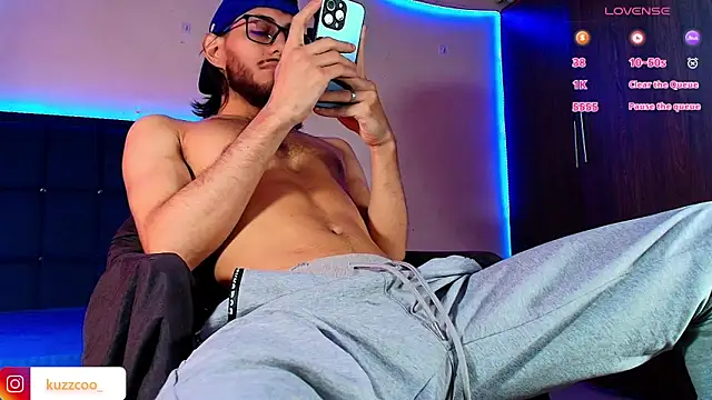 kuzzcoo online show from 11-18-25, 02:43