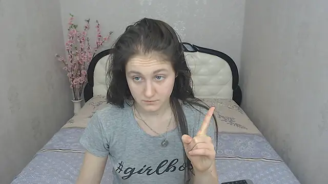 Holliy Cooper online show from 02-06-25, 10:37