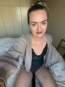 Snapshot of ElenaRebelle chatting on 05-16-26, 04:53 ElenaRebelle online show from 05-16-26, 04:53