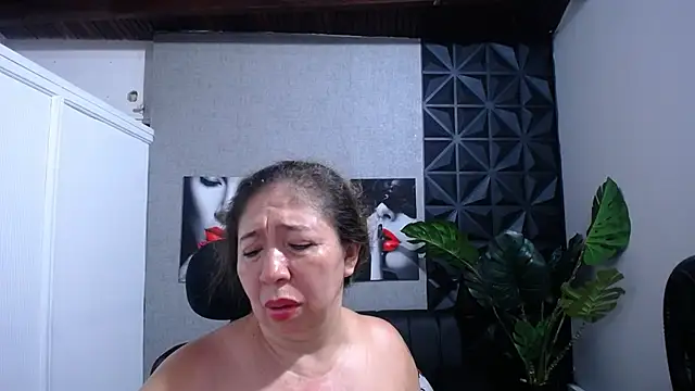 Snapshot of Valentinaa_mature chatting on 05-27-26, 10:51 Valentinaa mature online show from 05-27-26, 10:51