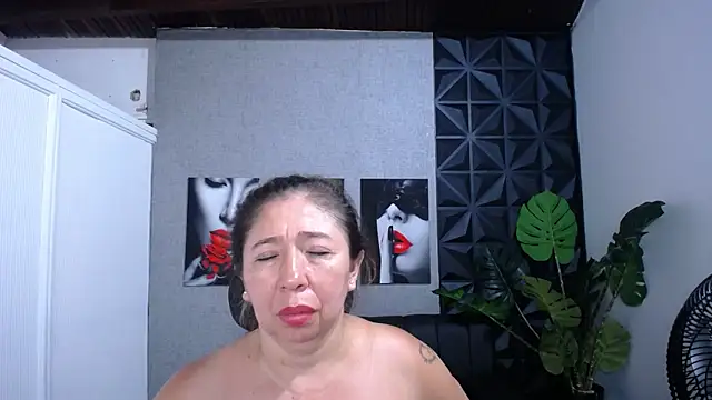 Snapshot of Valentinaa_mature chatting on 05-30-26, 10:40 Valentinaa mature online show from 05-30-26, 10:40