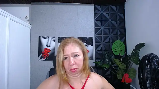 Snapshot of Valentinaa_mature chatting on 06-06-26, 12:38 Valentinaa mature online show from 06-06-26, 12:38