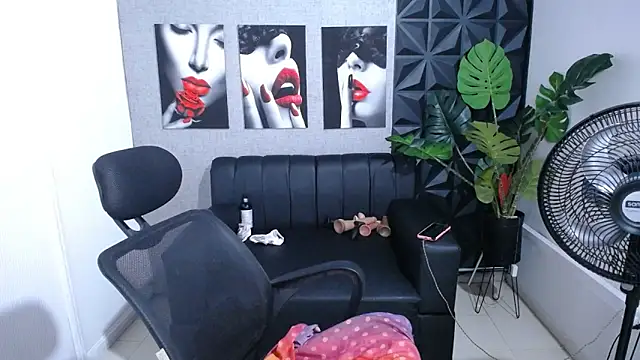 Snapshot of Valentinaa_mature chatting on 06-22-26, 11:35 Valentinaa mature online show from 06-22-26, 11:35