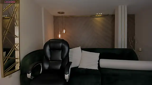 LizzHamilton   online show from 10-16-25, 09:49