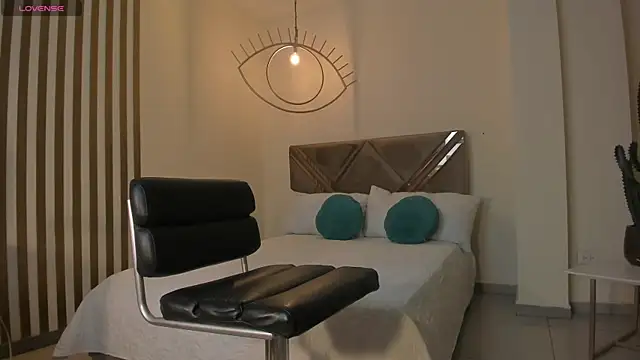 LizzHamilton   online show from 10-18-25, 10:32