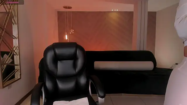 LizzHamilton   online show from 11-20-25, 09:25