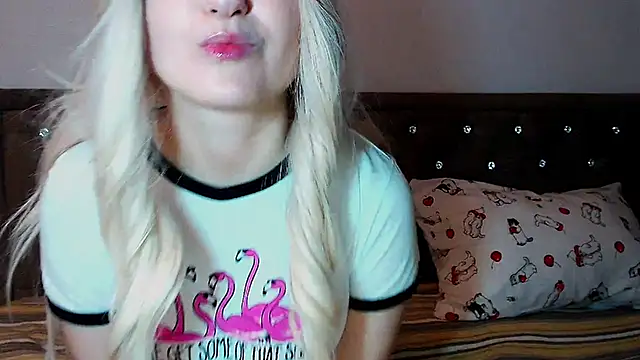 Snapshot of Sara4uu chatting on 09-15-25, 12:32 Sara4uu online show from 09-15-25, 12:32