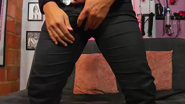 Snapshot of dom2travelersss chatting on 03-17-25, 12:04 dom2travelersss online show from 03-17-25, 12:04