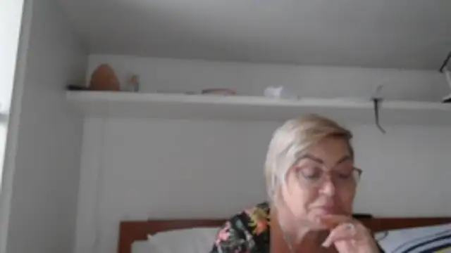 Snapshot of LindaL chatting on 11-05-25, 12:16 LindaL online show from 11-05-25, 12:16