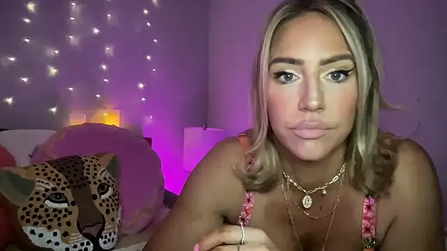 Snapshot of Fitnessbabe69 chatting on 12-28-24, 11:30 Fitnessbabe69 online show from 12-28-24, 11:30